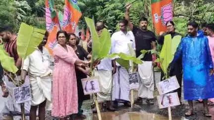 ഒറ്റപ്പാലം: മുഖ്യമന്ത്രിയുടെയും മന്ത്രിമാരുടെയും ഫോട്ടോ പതിച്ച വാഴനട്ട് വാണിയംകുളത്ത് വേറിട്ട പ്രതിഷേധം, വീഡിയോ വൈറൽ #viral