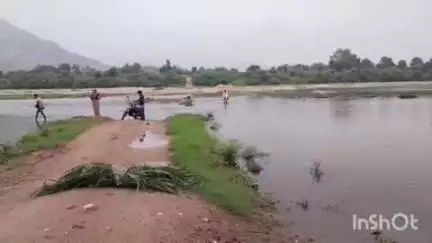 અમીરગઢ: અમીરગઢ નજીક બનાસ નદીના પટમાં ન ઉતરવા કીડોતોતર ગ્રામ પંચાયત દ્વારા પોસ્ટર લગાવાયા.