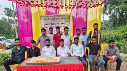 रफीगंज: रफीगंज के कासमा थाना क्षेत्र में शांतिपूर्ण ढंग से मनाया गया मोहर्रम, लक्ष्मी पूजा समिति ने मुहर्रम पर मिठाइयाँ बांटी