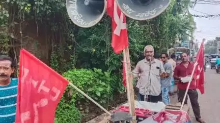 আউশগ্রাম ১: ৯ই জুলাই সাধারণ ধর্মঘটকে সফল করার জন্য গুসকরায় পথসভা করল সিপিআইএম, ধর্মঘটকে সমর্থন করার আহ্বান জানানো হয়
