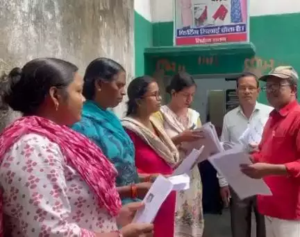 विशेष गहन पुनरीक्षण अभियान के तहत शीघ्र मतदाता सूची में नाम जुड़वाने की अपील करते स्वीप आइकॉन ( चुनाव आयोग ) डा. मानव