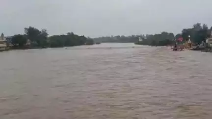 डिंडौरी: भारी बारिश से नर्मदा का जलस्तर बढ़ा, प्रशासन नदी से दूर रहने की दे रहा है समझाइश