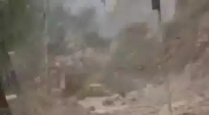 पोखरी: बद्रीनाथ राष्ट्रीय राजमार्ग नंदप्रयाग के पास पहाड़ी से मलबा आने के कारण अवरुद्ध, आवागमन में हो रही परेशानी