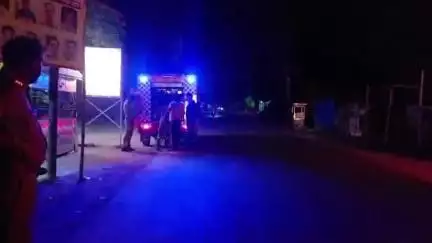 लखीमपुर: लखीमपुर-गोला रोड स्थित गोटैयाबाग बाग मोड़ के पास विद्युत लाइन में लगी भीषण आग, मौके पर दमकल विभाग की टीम, बड़ा हादसा टला
