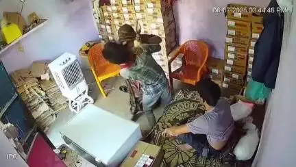 तालबेहट: बार थाना क्षेत्र के डुलावन में देसी शराब की दुकान पर महिला ने सेल्समैन के साथ चप्पलों से की पिटाई, वीडियो हुआ वायरल