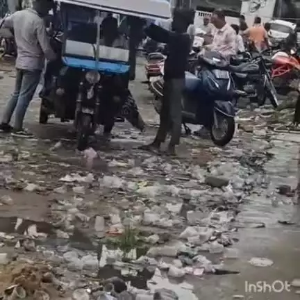 कोरबा: कुआंभट्ठा देसी शराब दुकान के सामने शराबियों ने सड़क पर किया शराब का सेवन, महिलाओं का आना-जाना हुआ मुश्किल