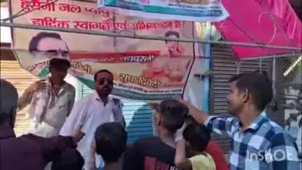 लालगंज: लालगंज कस्बे में दसवीं मोहर्रम के अवसर पर कांग्रेस की पूर्व प्रत्याशी सुधा सिंह द्वारा पानी व शरबत की व्यवस्था की गई