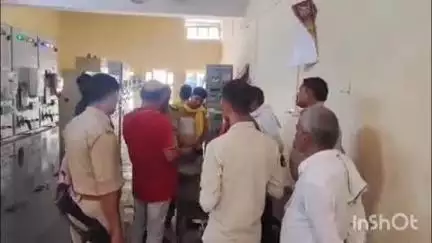 हरचंदपुर कस्बे में बिजली कटौती और ट्रिपिंग से परेशान व्यापारियों ने पावर हाउस पहुंचकर किया विरोध प्रदर्शन