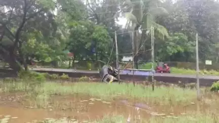 ചാവക്കാട്: താലൂക്കാശുപത്രി റോഡിൽ കോഴിക്കുളങ്ങരയിൽ പാടത്തേക്ക് ഓട്ടോറിക്ഷ മറിഞ്ഞ് അപകടം