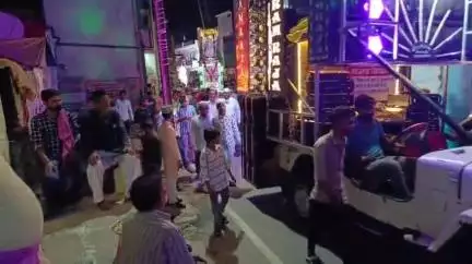 निवाड़ी: निवाड़ी नगर में पुलिस व्यवस्था के बीच देर रात निकले ताजिया, हिंदू भाइयों ने कराया फातिहा