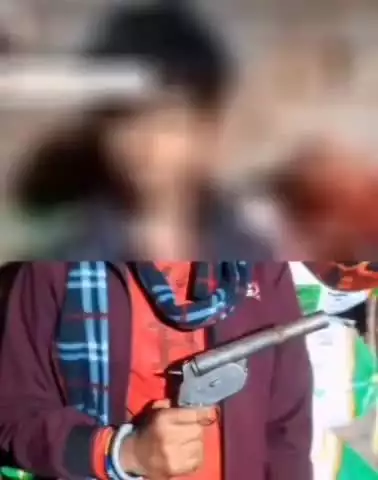 मांझी: भोजपुरी गाने पर देसी कट्टा के साथ युवक का फोटो वायरल,  दाउदपुर पुलिस जांच में जुटी #वायरल