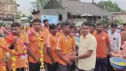 હાંસોટ: ઇલાવ ગામના કાવડયાત્રીઓ કાશી વિશ્વનાથ અને પરલી વૈજનાથ જયોતિર્લિંગની 1700 કી.મી.ની કાવડયાત્રાએ જવા રવાના થયા છે.