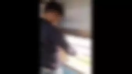 बड़ौत: दिल्ली-शामली-सहारनपुर रेलमार्ग पर चलती 64092 पैसेंजर ट्रेन में एक यात्री का खिड़की से पेशाब करते वीडियो हुआ वायरल