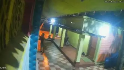 ଖଲ୍ଲିକୋଟ୍: ସାନ ଘାଟି ଡାଳଖାଇ ମନ୍ଦିରରେ ପୂଜକ ଙ୍କୁ ବାହାର ପଟୁ କବାଟ ଗେଡ଼ା ପକାଇ ମନ୍ଦିର ହୁଣ୍ଡୀ ଚୋରି ଘଟଣାର ସିସି ଟିଭି ଫୁଟେଜ ଭାଇରାଲ