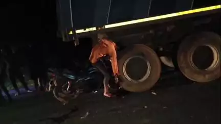 दुधि: म्योरपुर के पतेरीटोला में खड़े ट्रक में घुसी बाइक, एक की मौत और दूसरा गंभीर रूप से घायल