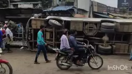 ಶಿವಮೊಗ್ಗ: ನಗರದಲ್ಲಿ ಚಾಲಕನ ನಿಯಂತ್ರಣ ತಪ್ಪಿ ಬಸ್ ಪಲ್ಟಿ, ಚಾಲಕ ಪಾರು
