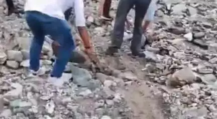 पोखरी: पोखरी सिमखोली मोटर मार्ग, पालीपीपल के समीप बारिश से सड़क अवरुद्ध, लोग खोलने में जुटे हुए हैं