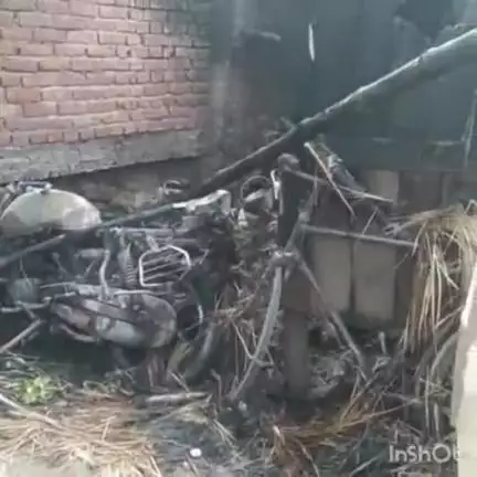 ऊंचाहार: मवई गांव में रंजिश के चलते खोखे की दुकान में आग लगाने का आरोप, बाइक व अन्य सामान जलकर हुए राख