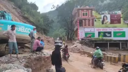 कर्णप्रयाग: बदरीनाथ हाईवे पर बद्रीश होटल के पास अवरुद्ध हाईवे यातायात के लिए हुआ सुचारू, तीर्थ यात्रियों ने राहत की सांस ली