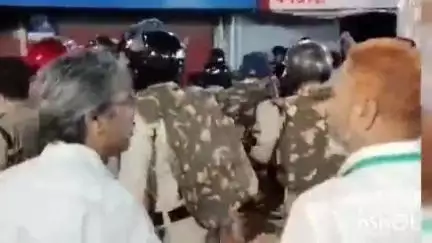 शाजापुर: मोहर्रम के आखिरी जुलूस में आजाद चौक पर मुस्लिम समाज के दो गुट भिड़े, पुलिस ने लाठियां भांजी