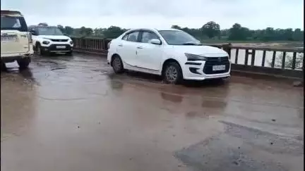 कसडोल: कटगी जोकनदी पुल पर बड़े बड़े गड्ढे, हादसे को दे रहा न्योता, राहगीर, स्टूडेंट्स को हो रही परेशानी
#jansamasya