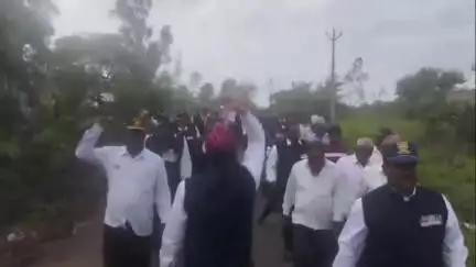 शिरोळ: भारत माता की जय,लक्ष्मण साहेब अमर रहे,वंदे मातरम् अशा घोषणा देत टाकळीवाडीचे सुपुत्र लक्ष्मण निर्मळे यांना अखेचा सलाम
