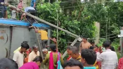 কৃষ্ণনগর ১: বর্ধমান থেকে কৃষ্ণনগরগামী যাত্রী বোঝাই বাস উল্টে বড়সড় দুর্ঘটনা কৃষ্ণনগর নতুন পাড়া এলাকায়, আহত একাধিক