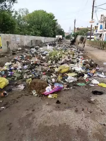 बीटी आई स्कूल जिला शिक्षा केन्द्र भिंड के बाहर सड़क पर लगा गंदगी का ढेर जिम्मेदार अधिकारी मौन है