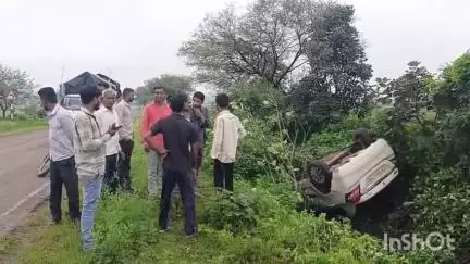 अरनोद: गौतमेश्वर-सालमगढ़ कनाड़ के पास बाइक सवार को बचाने के चक्कर में कार खाई में गिरी, दंपति और दो साल का मासूम घायल