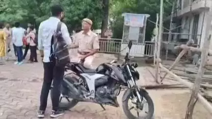 मारवाड़ जंक्शन: मारवाड़ जंक्शन रेलवे स्टेशन पर जीआरपी थाना अधिकारी के नेतृत्व में यातायात नियम तोड़ने पर 9 वाहनों के काटे गए चालान