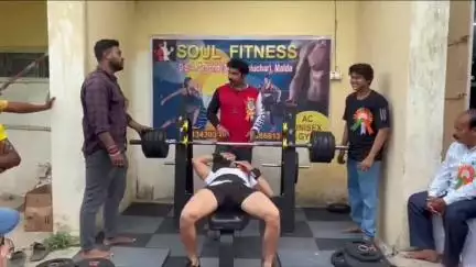 ইংরেজবাজার: জেলার বডি বিল্ডারদের নিয়ে বালুচর এলাকায় একটি জিমের উদ্যোগে অনুষ্ঠিত হলো পাওয়ার লিফটিং প্রতিযোগিতা