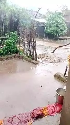 purguwan,,.tej barish ke chalte ghro se nikalna huaa mushkil