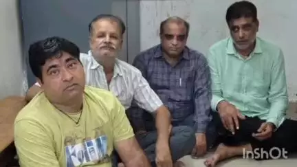 કુતિયાણા પોલીસે શહેરના રહેણાંક મકાનમા ચાલતા જુગાર પર દરોડા પાડી જુગાર રમતા 4 શખ્સોને ઝડપી લીધા,ફરિયાદ