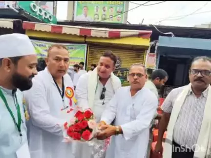 कोडरमा :- झुमरीतिलैया झंडा चौक पे #मोहर्रम के अवसर पर असनाबाद भदोहीह चंदवारा के मोहर्रम कमिटी के अध्यक्षों के द्वारा JMM कोडरमा जिला अध्यक्ष बिरेंदर पाण्डेय एवं झामुमों झुमरीतिलैया नगर अध्यक्ष दीपक विश्वकर्मा को बुके एवं साल ओड़ा कर सम्मानि