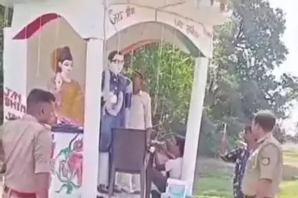 आलापुर: कोरझा में क्षतिग्रस्त प्रतिमा की मरम्मत के बाद तनाव समाप्त, थानाध्यक्ष के समझाने पर ग्रामीण माने