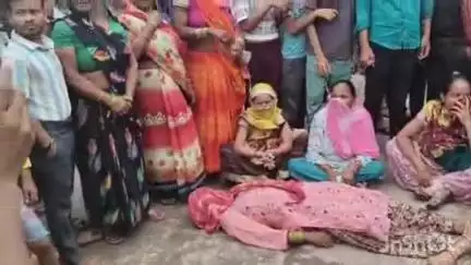 हाथरस: जलेसर रोड काशीराम कॉलोनी के पास बिजली की समस्या को लेकर लोगों ने सड़क पर लगाया जाम, पुलिस मौके पर समझाने में जुटी