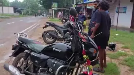 ଝାରସୁଗୁଡା: ଗାନ୍ଧିଛକ ଫାଣ୍ଡି ଅନ୍ତର୍ଗତ ବଘରାଚକା ନିକଟରେ ବାଇକ ବାଇକ ମଧ୍ୟରେ ଦୁର୍ଘଟଣା, ଦୁର୍ଘଟଣାରେ ଜଣେ ସାମାନ୍ୟ ଆହତ