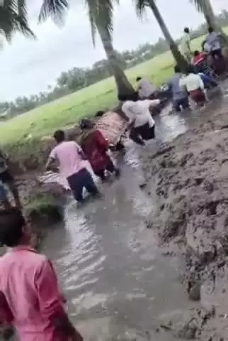 స్మశాన వాటికకు వెళ్లేందుకు ఎర్రగరువు వాసుల కష్టాలు సోషల్ మీడియాలో వీడియోలు వైరల్ #viral