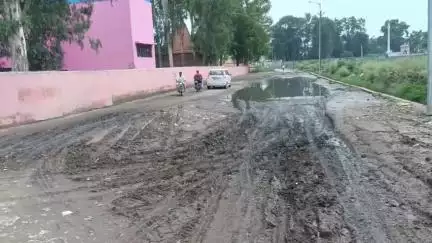 कैराना: कैराना के वार्ड—28 मोहल्ला आर्यपुरी के मुख्य मार्ग की हालत जर्जर, जलभराव और कीचड़ से हो रहे हादसे #jansamasya