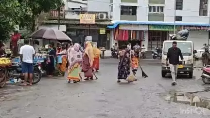 નવસારી: ભેંસત ખાડા, કાશીવાડી, રીંગરોડ, હિદાયત નગર સહિતના વિસ્તારોમાં પૂરના પાણી ઓસરતા NMC કામગીરીમાં જોતરાઈ