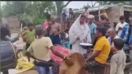भिनगा: मोहर्रम में मुस्लिम भाइयों के साथ शामिल हुईं भिनगा की सपा विधायक इन्द्राणी वर्मा, बजाया ताशा, वायरल हुआ वीडियो