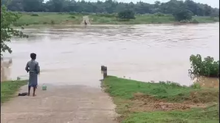 গোপীবল্লভপুর ২: ঝাড়খণ্ডে ধারাবাহিক বৃষ্টির কারনে ফের বাড়ল ডুলুং নদীর জল,বাগেশ্বর ও বড়ামারা কজওয়ে উপর দিয়ে জল  যাওয়ায় যোগাযোগ বিচ্ছিন্ন
