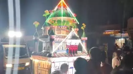 पडरौना: पड़रौना नगर में मोहर्रम का जुलूस देर रात पुलिस के चौकस पहरे के बीच शांतिपूर्वक संपन्न, युवाओं ने दिखाए हैरतअंगेज करतब