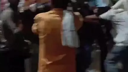 भिंड नगर: विकास मार्केट में शंकर कुल्फी के सामने दो पक्षों में जमकर मारपीट, वीडियो वायरल