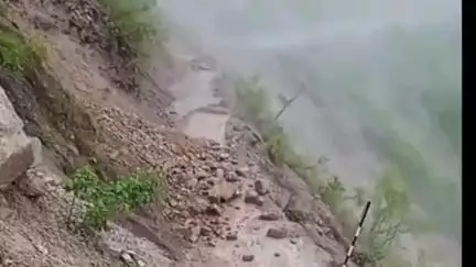 टिहरी: भारी मालवा आने के कारण जाख डोबरा कमांद मोटर मार्ग जाख के पास अवरुद्ध, मार्ग खोलने के लिए एक जेसीबी मशीन रवाना