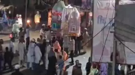 निवाड़ी: निवाड़ी जिले के पृथ्वीपुर में मातमी धुनों के साथ बारिश में ताजिया विसर्जित
