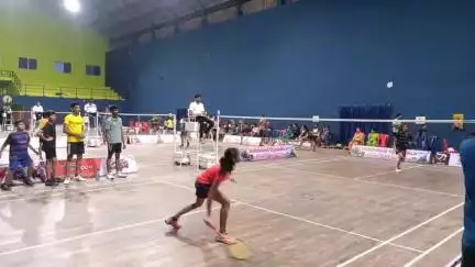 தருமபுரி: மாவட்ட விளையாட்டு அரங்கில் மாவட்ட அளவிலான இறகுப்பந்து போட்டியில் 350 பேர் பங்கேற்பு
