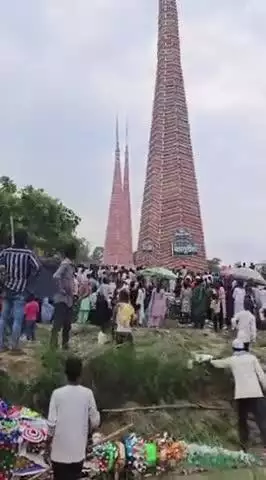 लखीमपुर खीरी 
सदर कोतवाली क्षेत्र में 170 फिट ऊंचा ताजिया 11000 लाइन से टकराया।