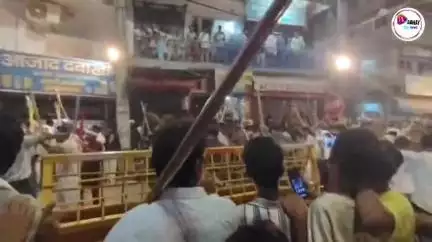 गोपालगंज :- मोहर्रम अखाड़े के दौरान बवाल वीडियो आया सामने । दो गुटों के बीच जबरदस्त भिड़ंत। किसी बात को लेकर अखाड़े के द