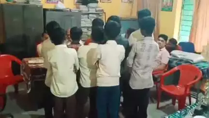 लालबर्रा: चिचगांव: जर्जर स्कूल भवन में बच्चों से पन्नी डलवाई, प्रधान पाठक पर लापरवाही का आरोप